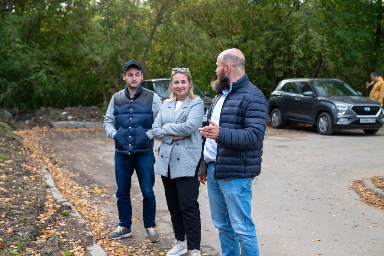 Начальник управления благоустройства, дорожного хозяйства и транспорта Павел Никишкин в рамках обхода территории встретился с представителями МБУ &laquo;Городское Хозяйство&raquo; в районе дома №12А по улице Полевой
