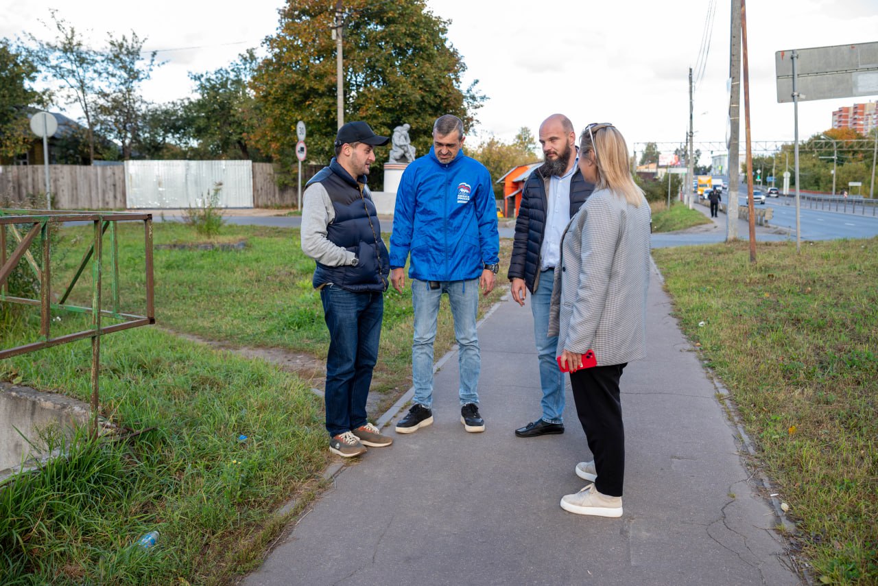 Начальник управления благоустройства, дорожного хозяйства и транспорта Павел Никишкин совместно с депутатом Совета депутатов Владимиром Жигулиным в рамках обхода территории проверили содержания пешеходных маршрутов, прилегающих к дороге вблизи дома №29 по проспекту Мира