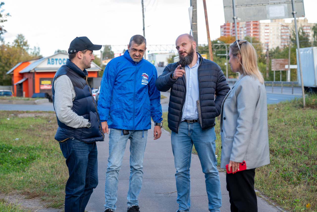 Начальник управления благоустройства, дорожного хозяйства и транспорта Павел Никишкин совместно с депутатом Совета депутатов Владимиром Жигулиным в рамках обхода территории проверили содержания пешеходных маршрутов, прилегающих к дороге вблизи дома №29 по проспекту Мира