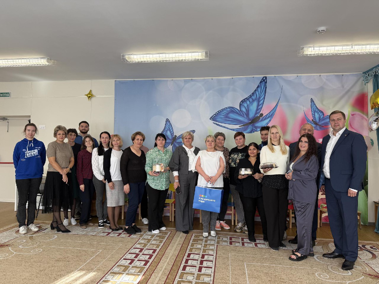 Активисты &laquo;Молодой Гвардии&raquo; и депутаты &laquo;Единой России&raquo; поздравили воспитателей Фрязино с профессиональным праздником