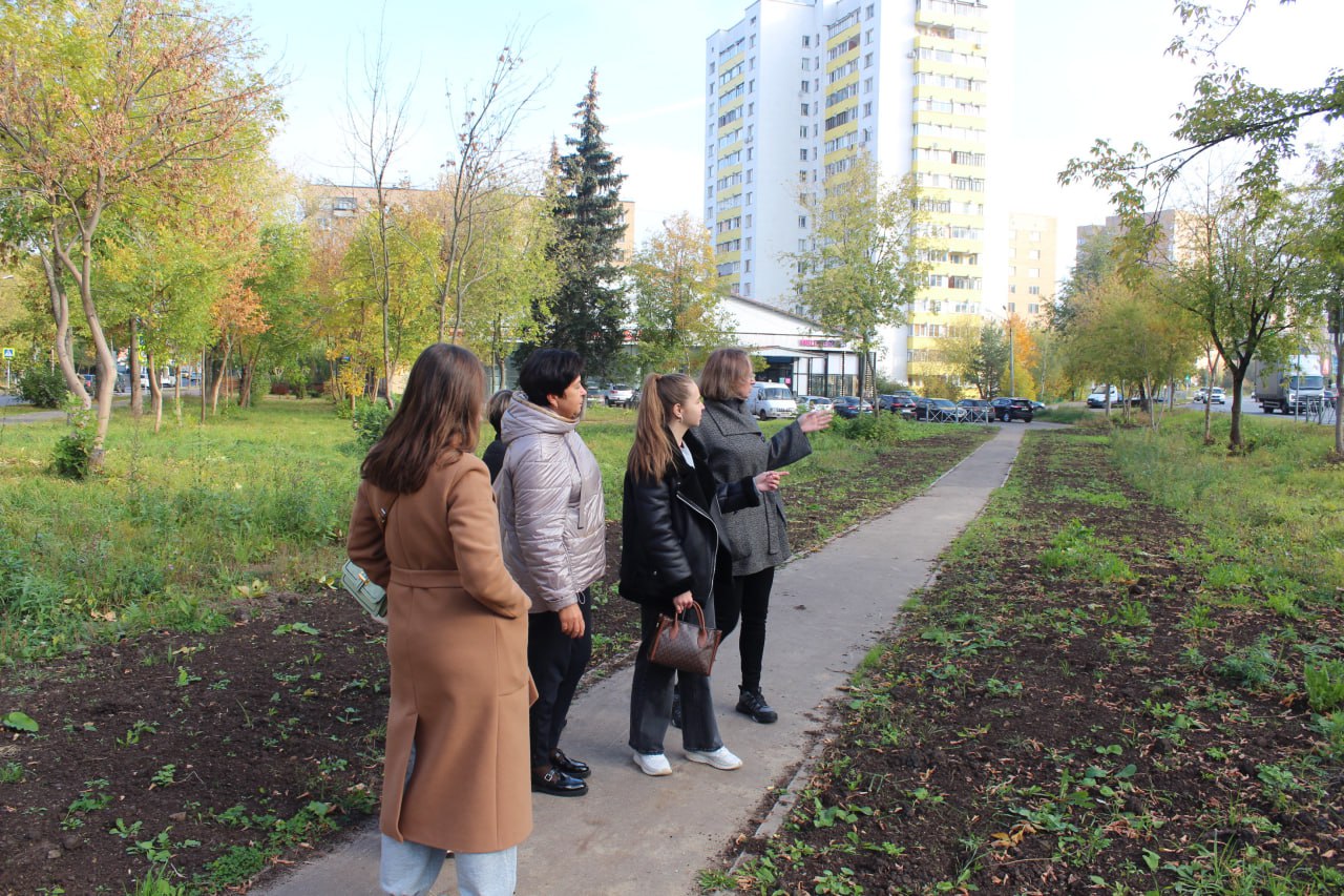 В рамках обхода территорий заместитель главы городского округа Фрязино Юлия Шувалова посетила улицу в районе дома №11 по проспекту Мира, где ранее в муниципальный центр управления регионом поступали обращения жителей о сухих деревьях вдоль проезжей части