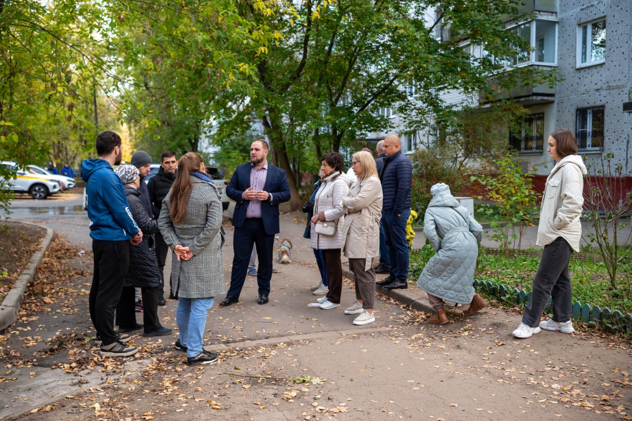 Заместитель главы городского округа Артем Вольчак вместе с депутатом Совета депутатов от фракции &laquo;Единая Россия&raquo;, Председателем ассоциации советов МКД г.о. Фрязино Сергеем Бутиковым, депутатом Совета депутатов Алексеем Коночевым, а также представителями МБУ &laquo;Городское хозяйство&raquo; в рамках срочной выездной администрации выехали во двор домов №10, 12, 14 и 16 по улице Полевой, чтобы встретиться с жителями