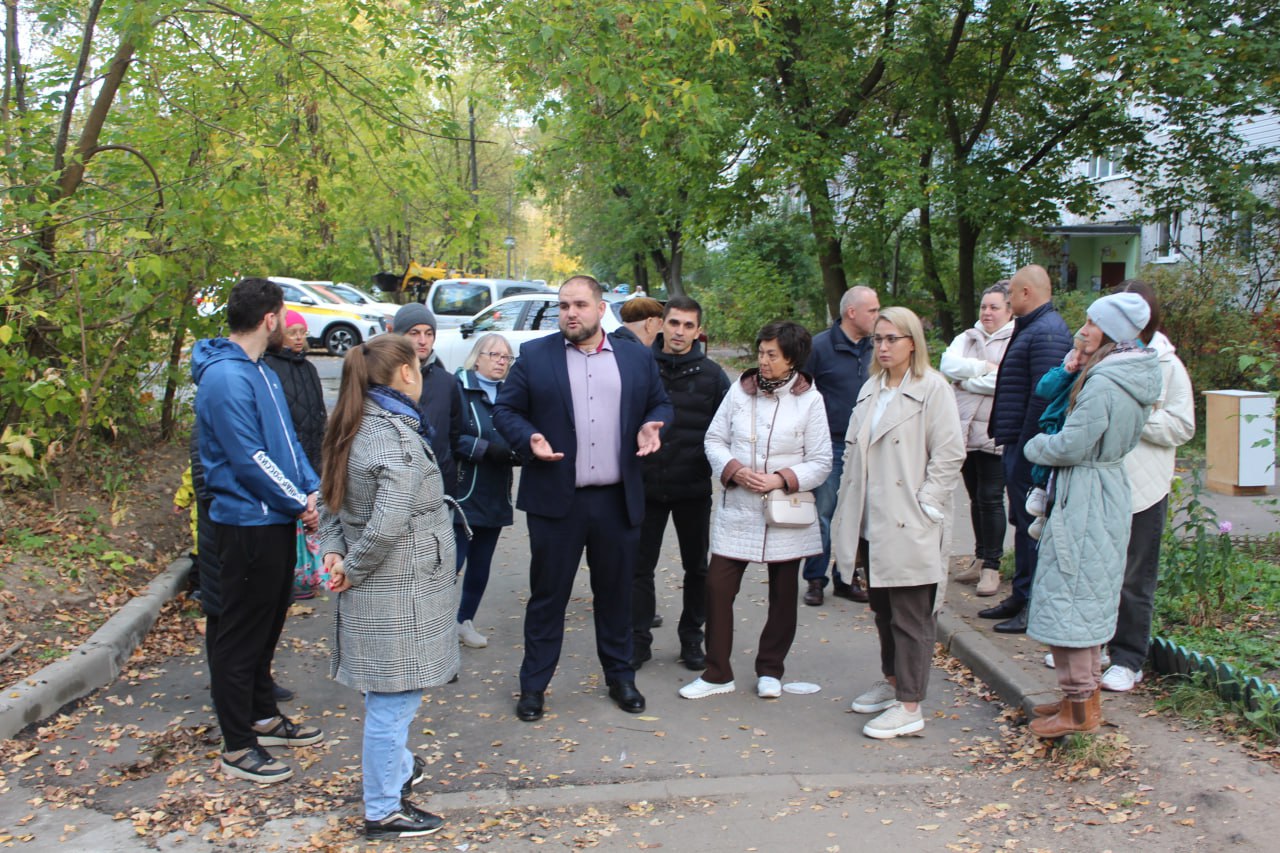 Заместитель главы городского округа Артем Вольчак вместе с депутатом Совета депутатов от фракции &laquo;Единая Россия&raquo;, Председателем ассоциации советов МКД г.о. Фрязино Сергеем Бутиковым, депутатом Совета депутатов Алексеем Коночевым, а также представителями МБУ &laquo;Городское хозяйство&raquo; в рамках срочной выездной администрации выехали во двор домов №10, 12, 14 и 16 по улице Полевой, чтобы встретиться с жителями