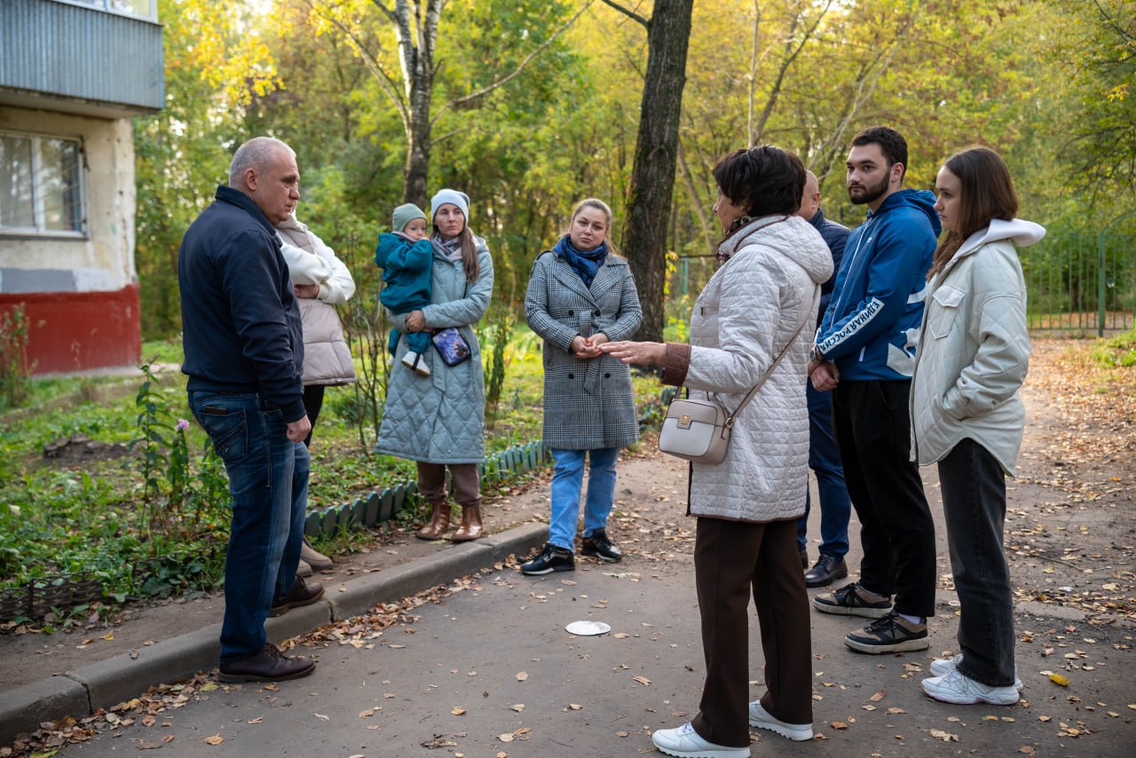 Заместитель главы городского округа Артем Вольчак вместе с депутатом Совета депутатов от фракции &laquo;Единая Россия&raquo;, Председателем ассоциации советов МКД г.о. Фрязино Сергеем Бутиковым, депутатом Совета депутатов Алексеем Коночевым, а также представителями МБУ &laquo;Городское хозяйство&raquo; в рамках срочной выездной администрации выехали во двор домов №10, 12, 14 и 16 по улице Полевой, чтобы встретиться с жителями