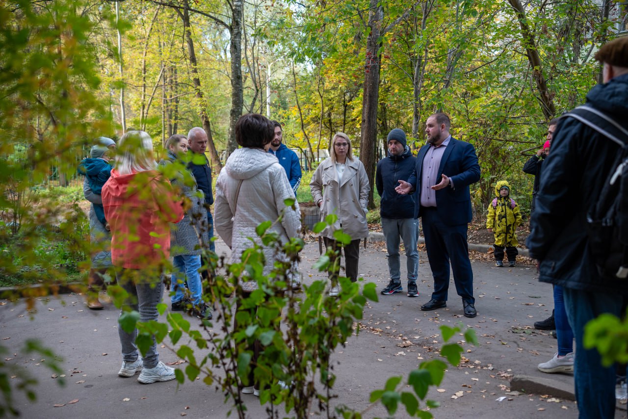 Заместитель главы городского округа Артем Вольчак вместе с депутатом Совета депутатов от фракции &laquo;Единая Россия&raquo;, Председателем ассоциации советов МКД г.о. Фрязино Сергеем Бутиковым, депутатом Совета депутатов Алексеем Коночевым, а также представителями МБУ &laquo;Городское хозяйство&raquo; в рамках срочной выездной администрации выехали во двор домов №10, 12, 14 и 16 по улице Полевой, чтобы встретиться с жителями