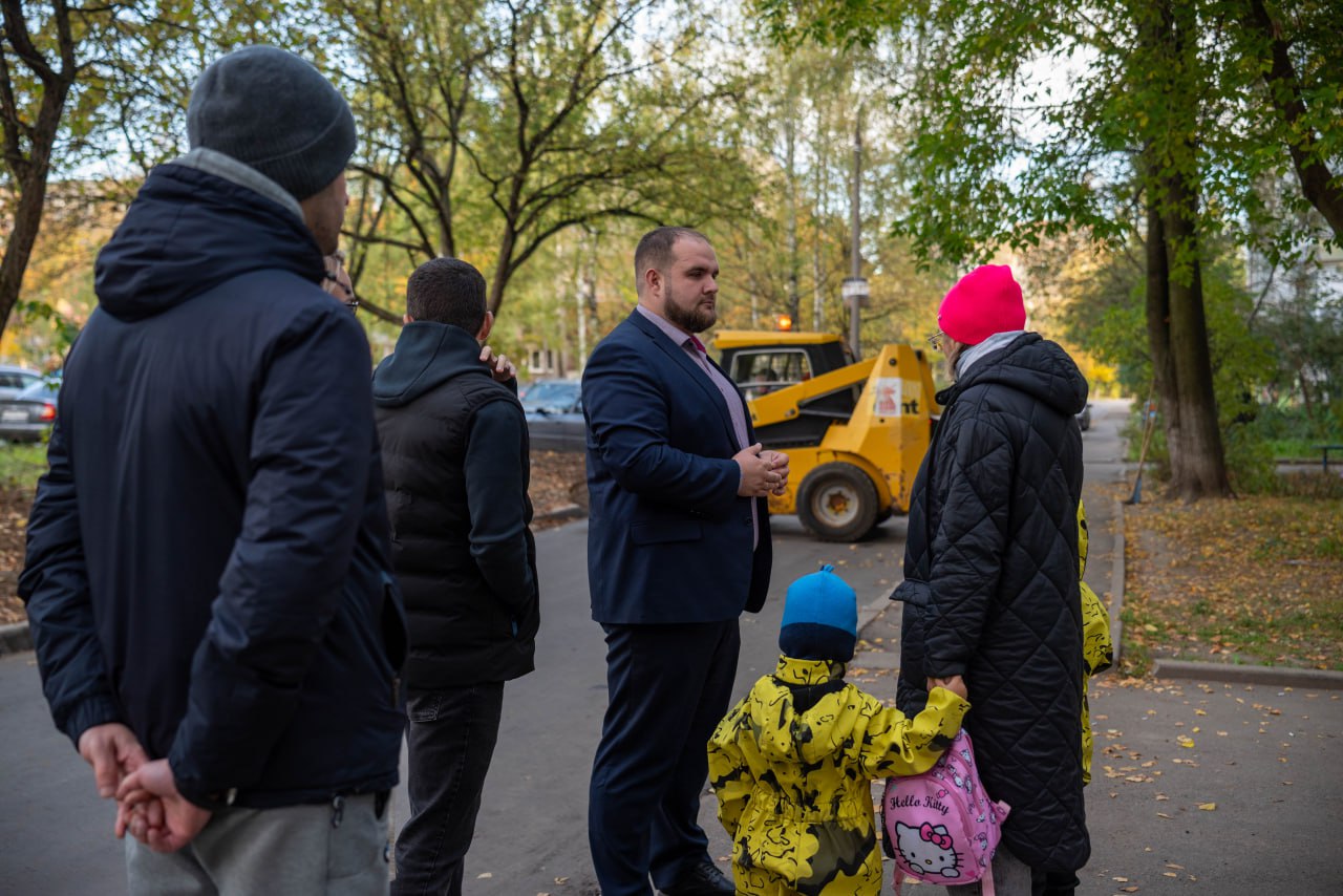 Заместитель главы городского округа Артем Вольчак вместе с депутатом Совета депутатов от фракции &laquo;Единая Россия&raquo;, Председателем ассоциации советов МКД г.о. Фрязино Сергеем Бутиковым, депутатом Совета депутатов Алексеем Коночевым, а также представителями МБУ &laquo;Городское хозяйство&raquo; в рамках срочной выездной администрации выехали во двор домов №10, 12, 14 и 16 по улице Полевой, чтобы встретиться с жителями