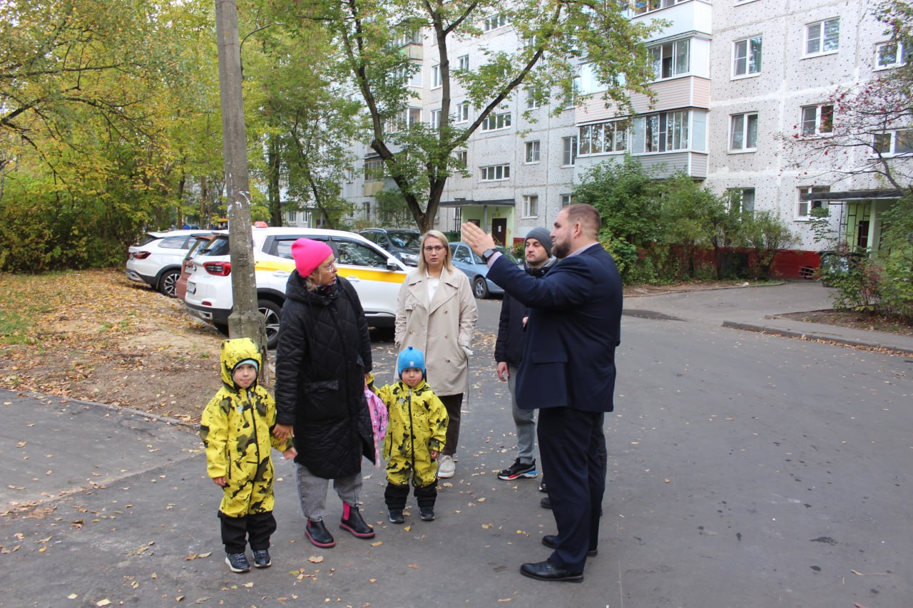 Заместитель главы городского округа Артем Вольчак вместе с депутатом Совета депутатов от фракции &laquo;Единая Россия&raquo;, Председателем ассоциации советов МКД г.о. Фрязино Сергеем Бутиковым, депутатом Совета депутатов Алексеем Коночевым, а также представителями МБУ &laquo;Городское хозяйство&raquo; в рамках срочной выездной администрации выехали во двор домов №10, 12, 14 и 16 по улице Полевой, чтобы встретиться с жителями