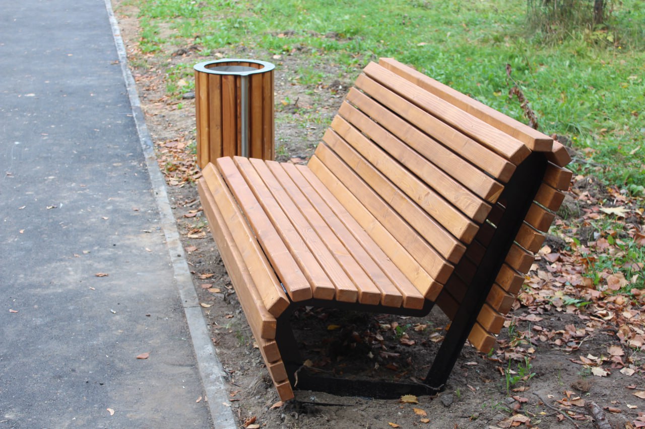 Заместитель главы городского округа Артем Вольчак вместе с депутатом Совета депутатов от фракции &laquo;Единая Россия&raquo;, Председателем ассоциации советов МКД г.о. Фрязино Сергеем Бутиковым, депутатом Совета депутатов Алексеем Коночевым, а также представителями МБУ &laquo;Городское хозяйство&raquo; в рамках срочной выездной администрации выехали во двор домов №10, 12, 14 и 16 по улице Полевой, чтобы встретиться с жителями