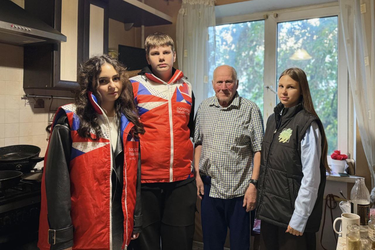 Волонтёры Подмосковья наукограда Фрязино поздравили ветерана Великой Отечественной войны с Международным Днём пожилых людей