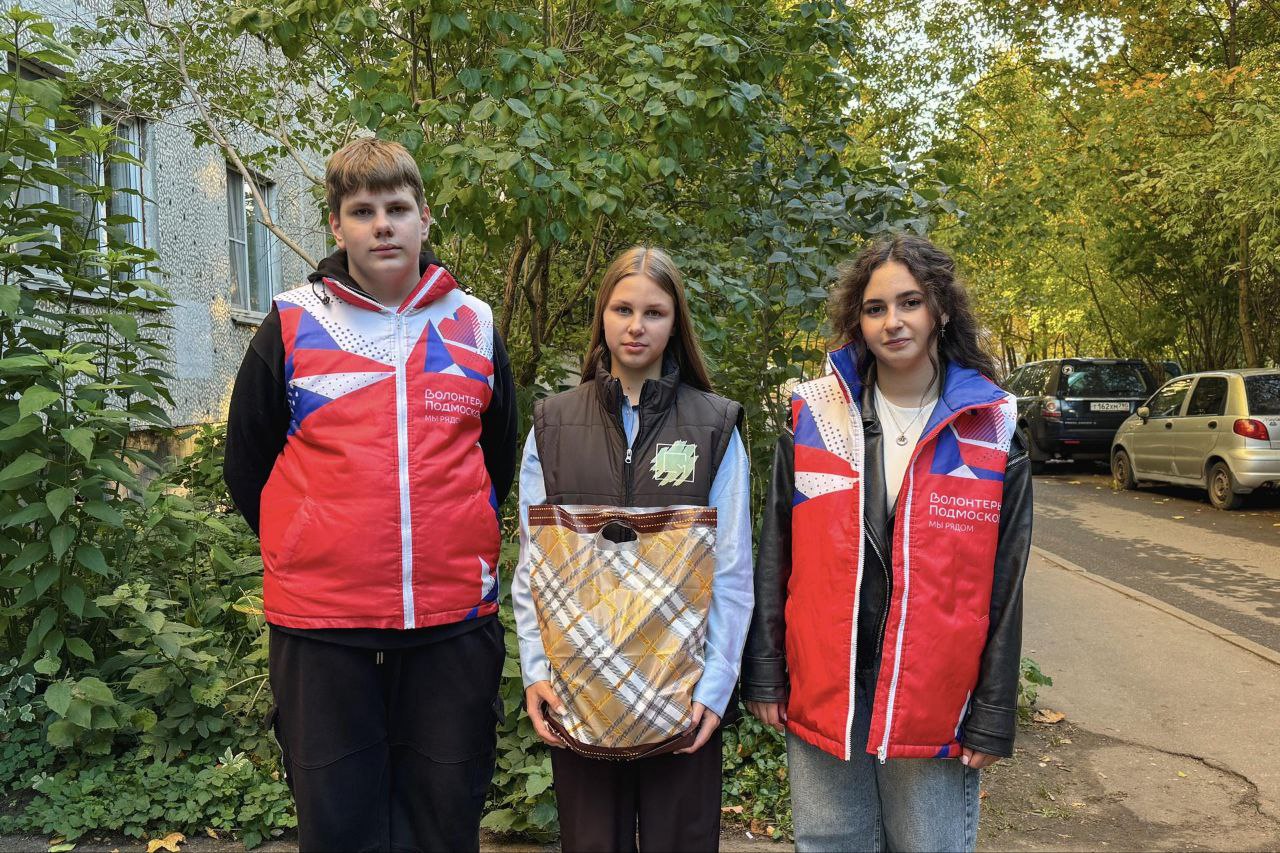 Волонтёры Подмосковья наукограда Фрязино поздравили ветерана Великой Отечественной войны с Международным Днём пожилых людей