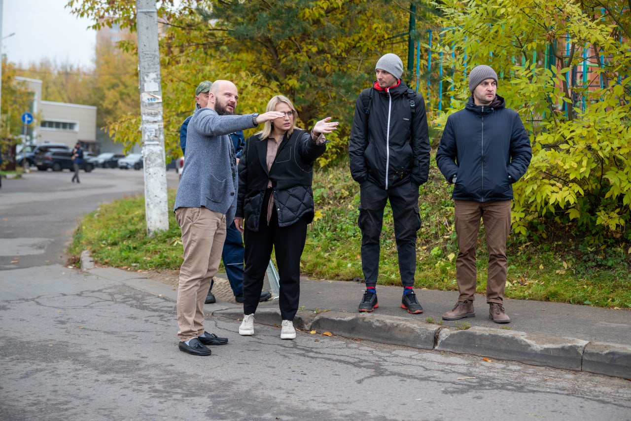 Павел Никишкин проверил состояние газонов у дома №19к1 по проспекту Мира