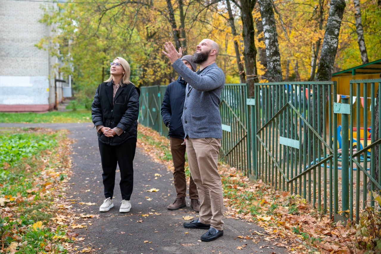 В рамках обхода территории начальник управления благоустройства, дорожного хозяйства и транспорта городского округа Фрязино Павел Никишкин посетил территорию дома №13 по улице Полевой