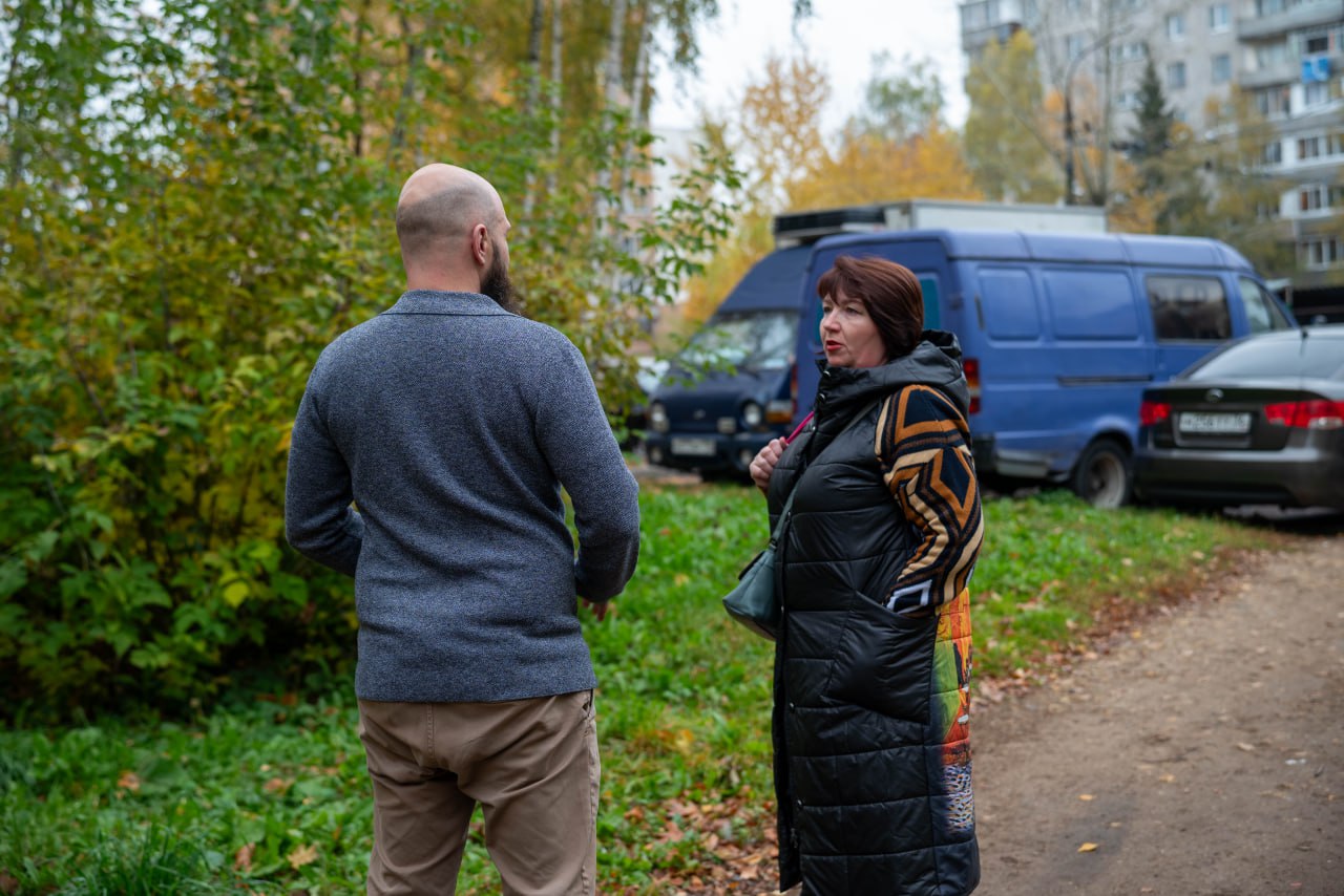 В рамках обхода территории начальник управления благоустройства, дорожного хозяйства и транспорта городского округа Фрязино Павел Никишкин посетил территорию дома №13 по улице Полевой