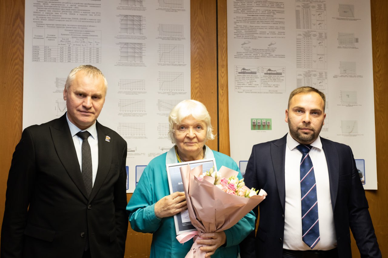 Сегодня мы чествовали коллектив Фрязинского завода мощных транзисторов, трудовой путь которого составляет целую эпоху &mdash; 61 год