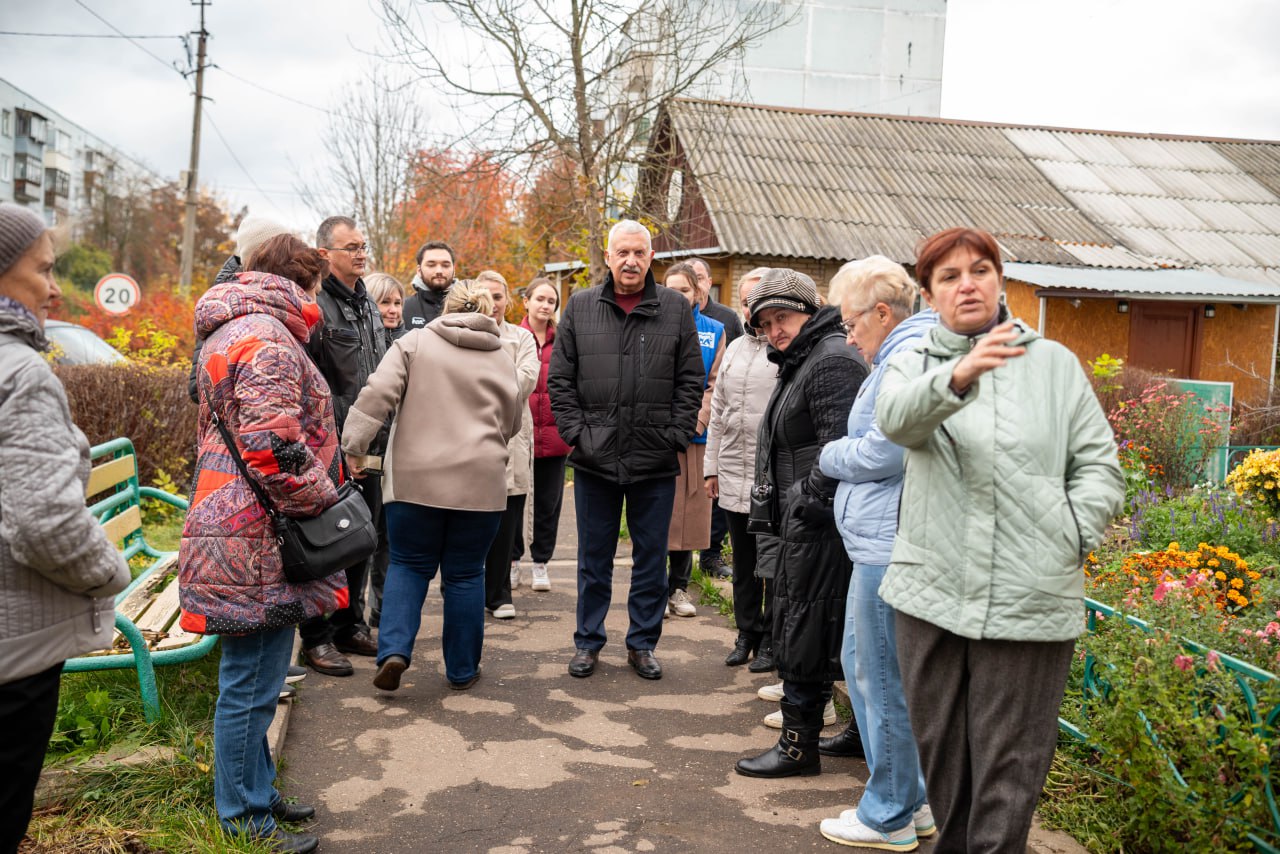 Первый заместитель главы г.о. Фрязино, совместно с депутатом Совета депутатов Еленой Романовой в рамках срочной выездной администрации провели встречу с жителями улицы Рабочей вблизи дома №6