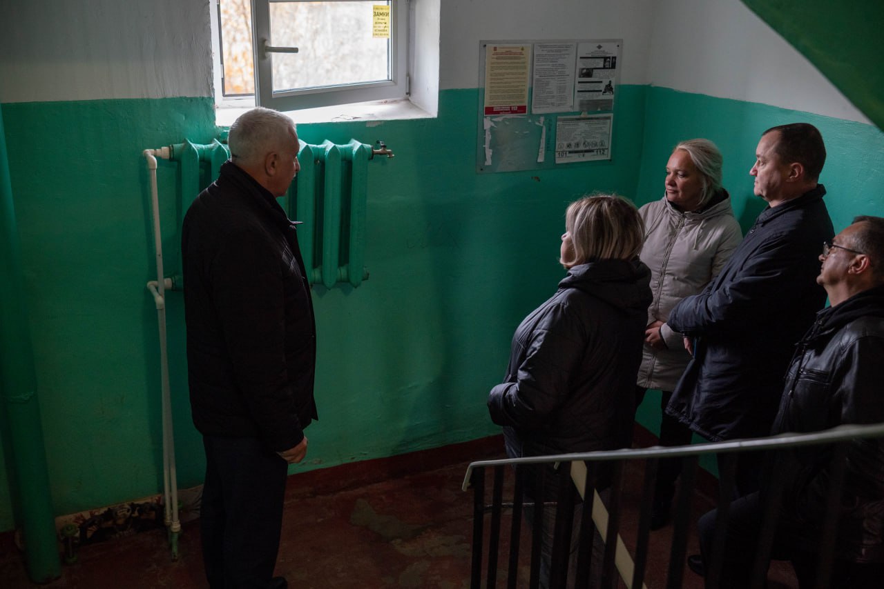 Первый заместитель главы г.о. Фрязино, совместно с депутатом Совета депутатов Еленой Романовой в рамках срочной выездной администрации провели встречу с жителями улицы Рабочей вблизи дома №6