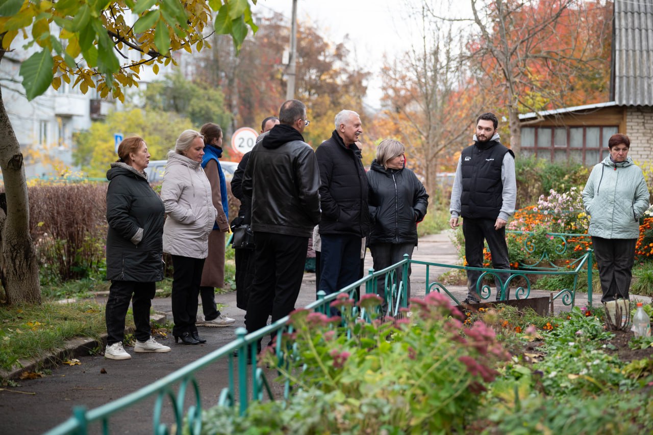 Первый заместитель главы г.о. Фрязино, совместно с депутатом Совета депутатов Еленой Романовой в рамках срочной выездной администрации провели встречу с жителями улицы Рабочей вблизи дома №6