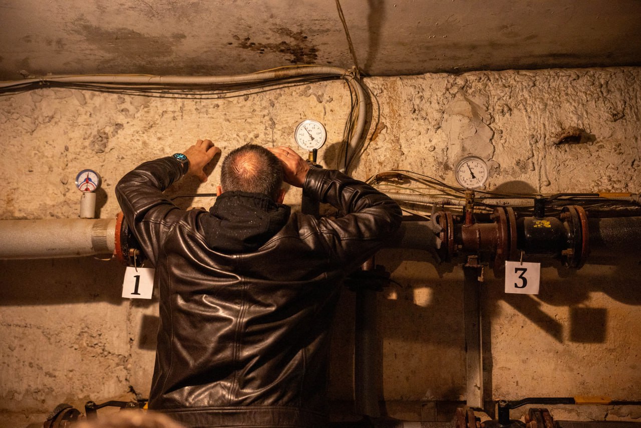 Первый заместитель главы г.о. Фрязино, совместно с депутатом Совета депутатов Еленой Романовой в рамках срочной выездной администрации провели встречу с жителями улицы Рабочей вблизи дома №6