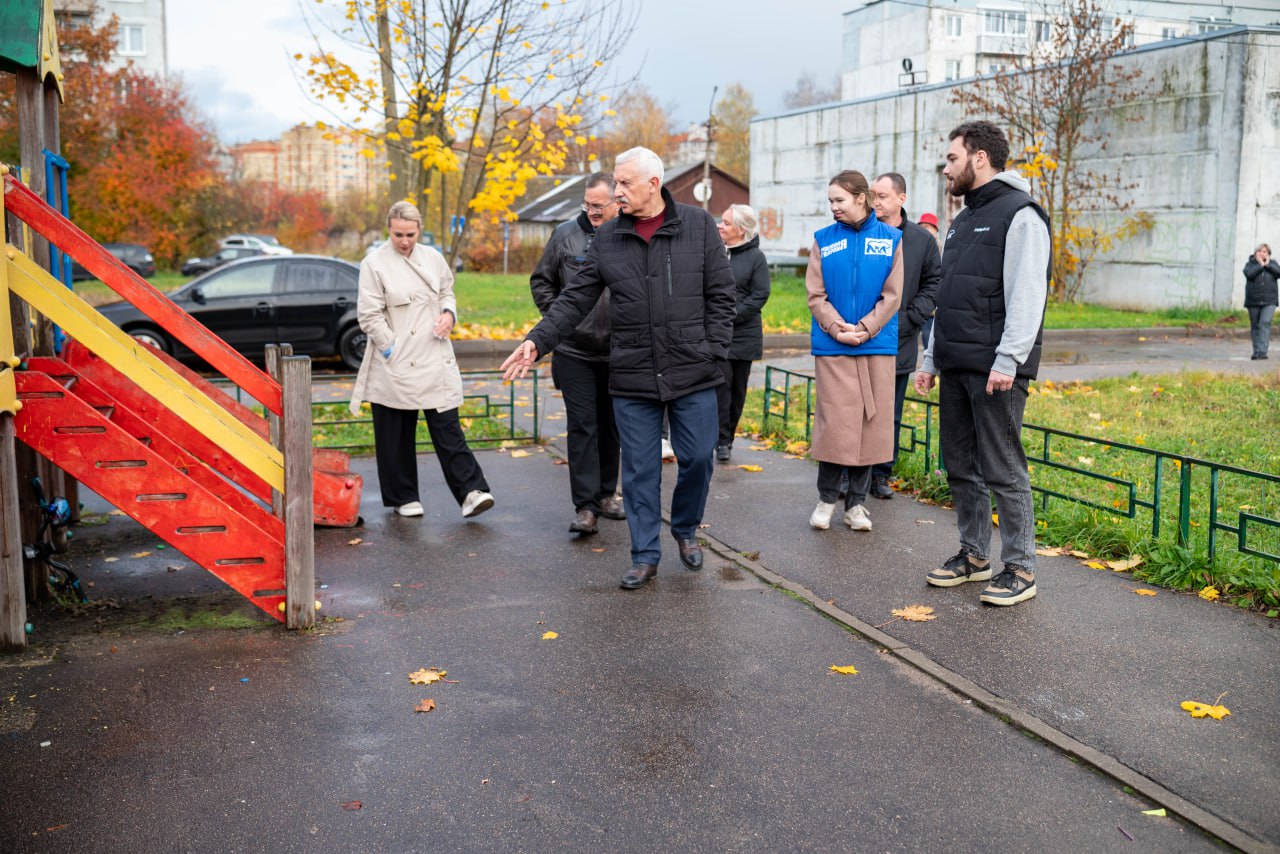 Первый заместитель главы г.о. Фрязино, совместно с депутатом Совета депутатов Еленой Романовой в рамках срочной выездной администрации провели встречу с жителями улицы Рабочей вблизи дома №6