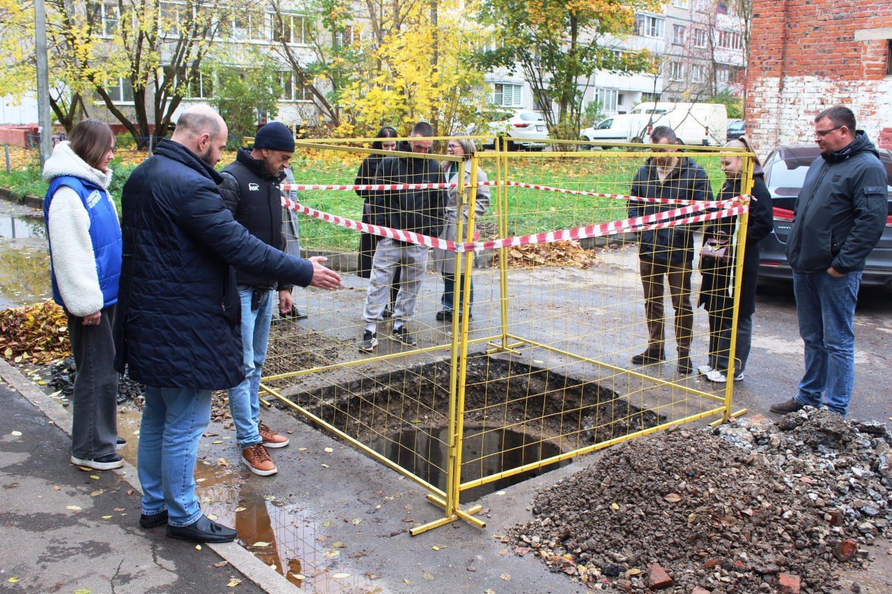В рамках обхода территории начальник управления благоустройства, дорожного хозяйства и транспорта Павел Никишин, депутат Совета депутатов, член фракции &laquo;Единая Россия&raquo; Владимир Жигулин, а также представители филиала МУП &laquo;МЩВ&raquo; &mdash; ВГО Фрязино и МБУ &laquo;Городское хозяйство&raquo; взяли на контроль аварийную ситуацию во дворе дома №17 по улице Институтской
