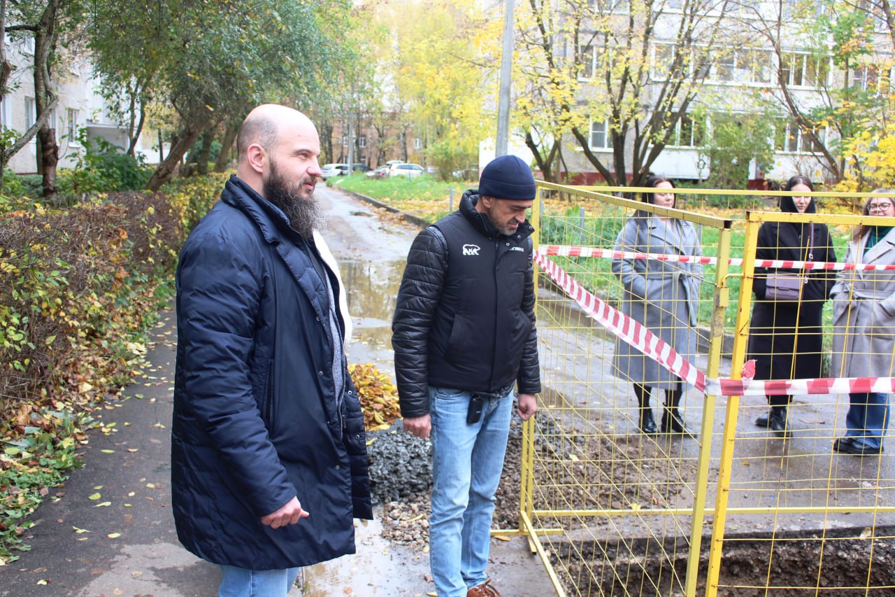 В рамках обхода территории начальник управления благоустройства, дорожного хозяйства и транспорта Павел Никишин, депутат Совета депутатов, член фракции &laquo;Единая Россия&raquo; Владимир Жигулин, а также представители филиала МУП &laquo;МЩВ&raquo; &mdash; ВГО Фрязино и МБУ &laquo;Городское хозяйство&raquo; взяли на контроль аварийную ситуацию во дворе дома №17 по улице Институтской