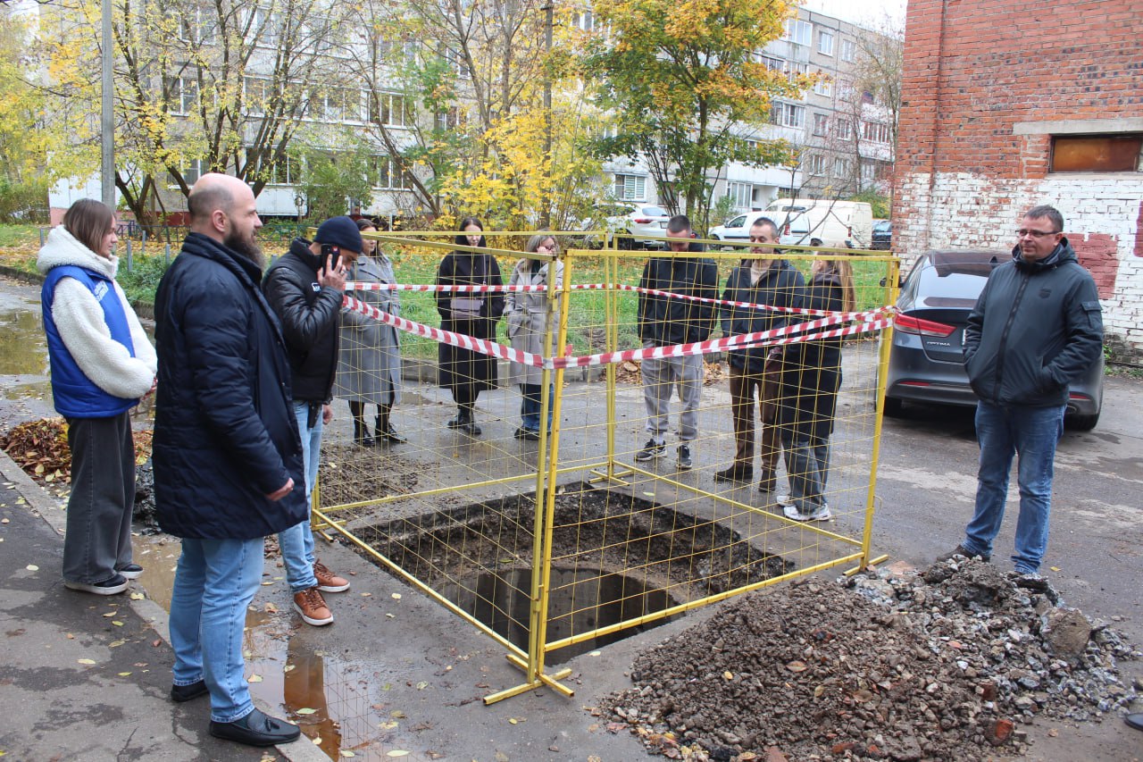 В рамках обхода территории начальник управления благоустройства, дорожного хозяйства и транспорта Павел Никишин, депутат Совета депутатов, член фракции &laquo;Единая Россия&raquo; Владимир Жигулин, а также представители филиала МУП &laquo;МЩВ&raquo; &mdash; ВГО Фрязино и МБУ &laquo;Городское хозяйство&raquo; взяли на контроль аварийную ситуацию во дворе дома №17 по улице Институтской