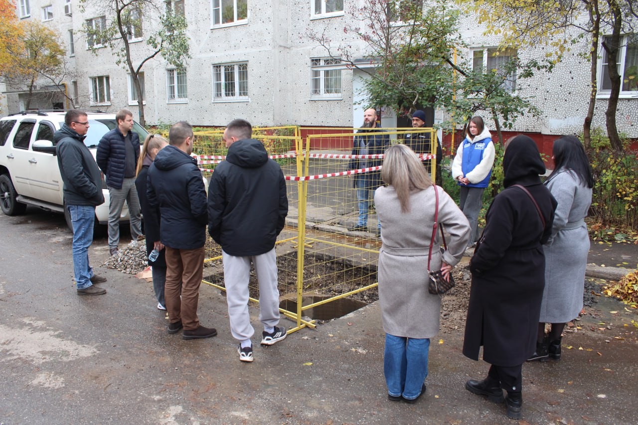 В рамках обхода территории начальник управления благоустройства, дорожного хозяйства и транспорта Павел Никишин, депутат Совета депутатов, член фракции &laquo;Единая Россия&raquo; Владимир Жигулин, а также представители филиала МУП &laquo;МЩВ&raquo; &mdash; ВГО Фрязино и МБУ &laquo;Городское хозяйство&raquo; взяли на контроль аварийную ситуацию во дворе дома №17 по улице Институтской