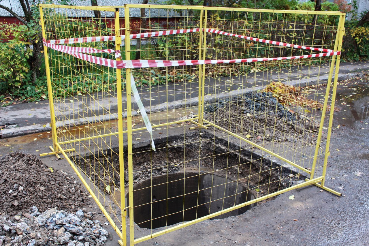 В рамках обхода территории начальник управления благоустройства, дорожного хозяйства и транспорта Павел Никишин, депутат Совета депутатов, член фракции &laquo;Единая Россия&raquo; Владимир Жигулин, а также представители филиала МУП &laquo;МЩВ&raquo; &mdash; ВГО Фрязино и МБУ &laquo;Городское хозяйство&raquo; взяли на контроль аварийную ситуацию во дворе дома №17 по улице Институтской