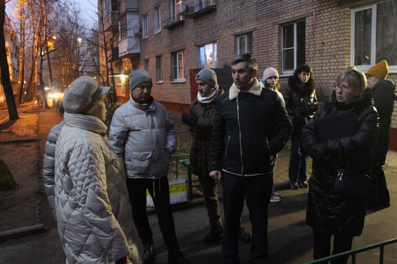 Первый заместитель главы городского округа Фрязино Нодар Бощеван провёл встречу с жителями д.1б по ул. Московская
