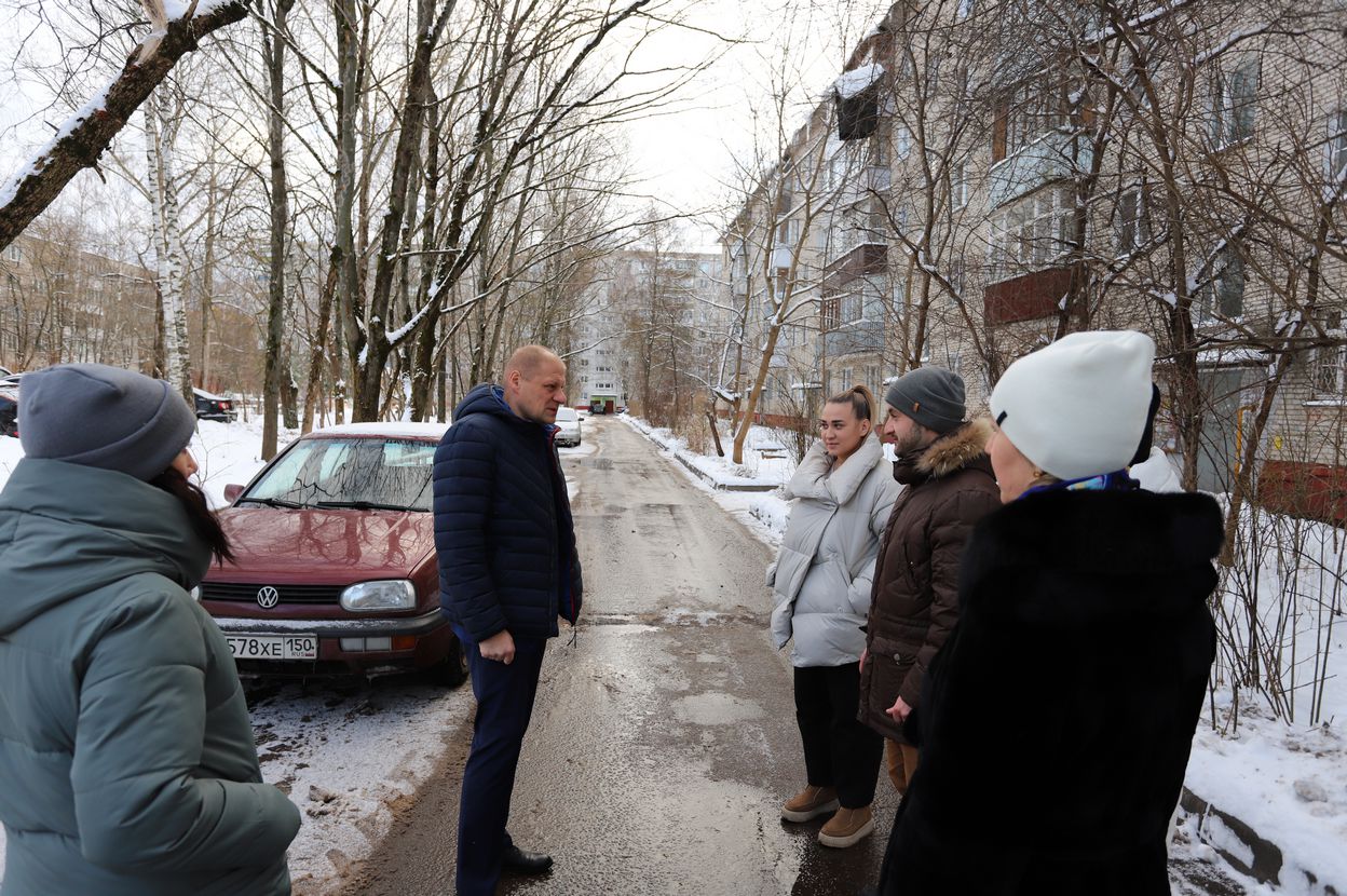 Заместитель главы городского округа Фрязино Антон Тропин встретился с жителями дома №10 по улице Полевой