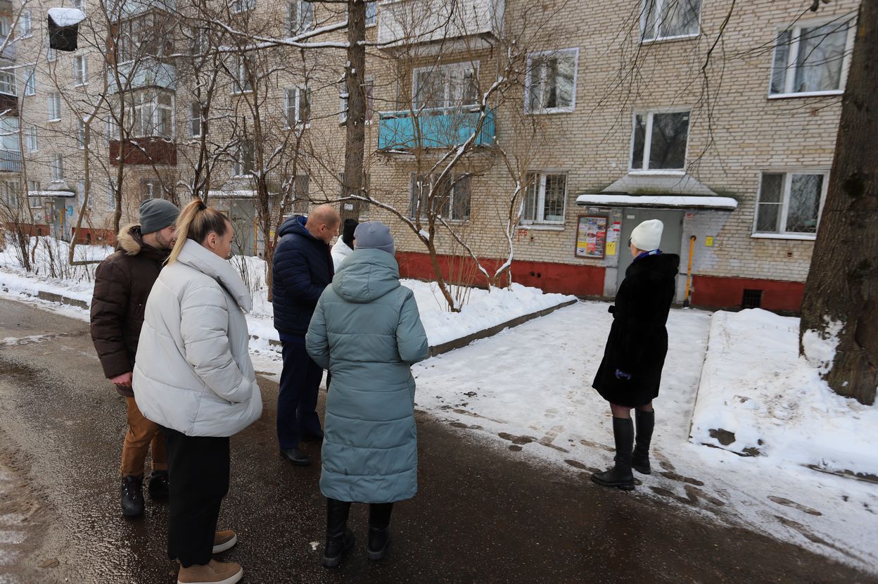 Заместитель главы городского округа Фрязино Антон Тропин встретился с жителями дома №10 по улице Полевой