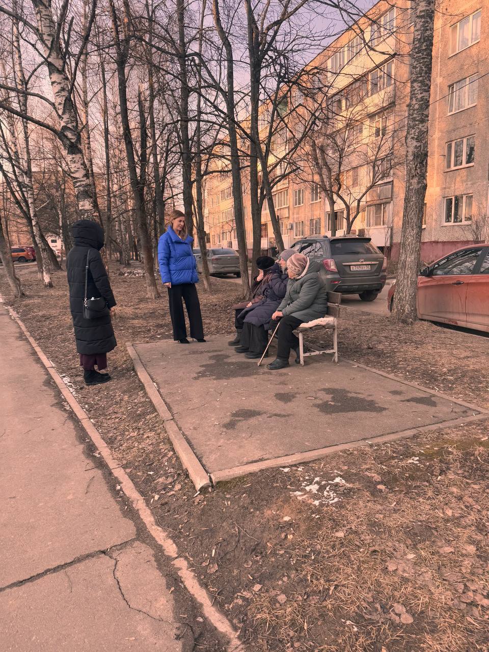 Заместитель главы г.о. Фрязино Наталия Князева в рамках обхода территории посетила двор дома №14 по улице Полевой