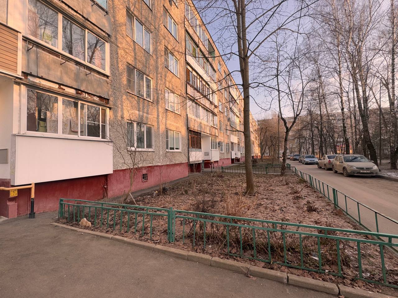 Заместитель главы г.о. Фрязино Наталия Князева в рамках обхода территории посетила двор дома №14 по улице Полевой