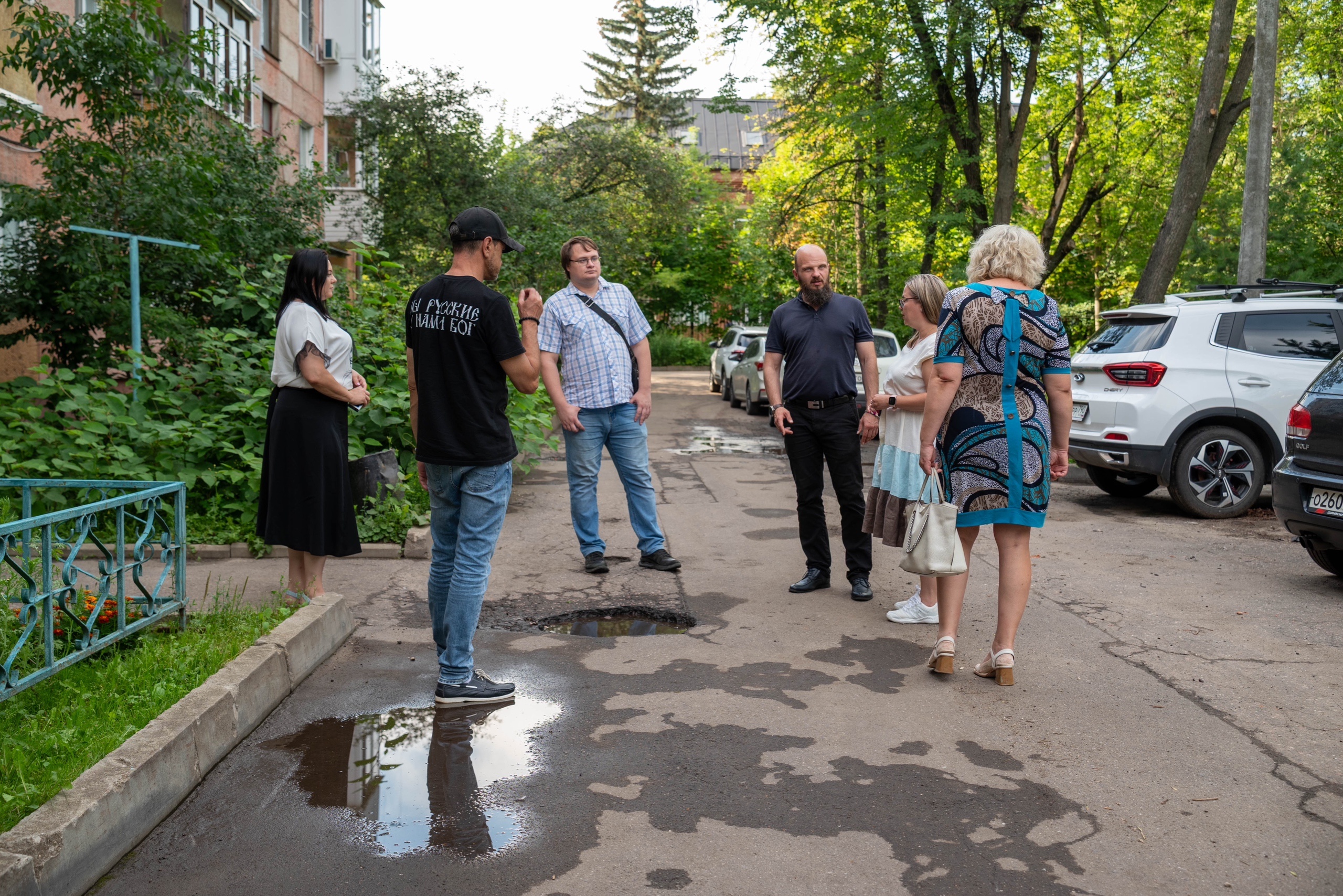 Начальник управления благоустройства, дорожного хозяйства и транспорта городского округа Фрязино Павел Никишкин в рамках обхода территории лично проверил состояние внутридворового проезда на улице Попова, 5А.
